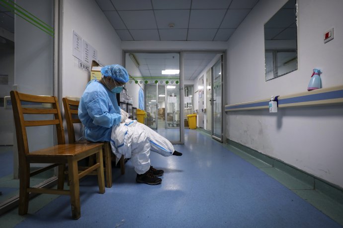 Doktor si oblieka ochranný odev vo wuchanskej nemocnici. Foto - tasr/ap