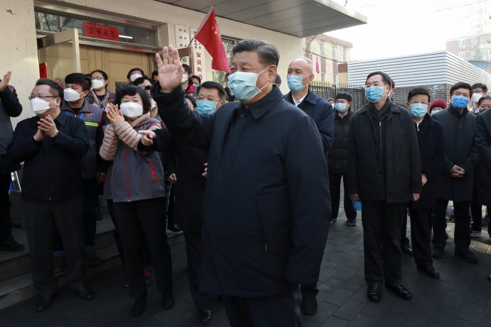 Čínsky prezident Si Ťin-pching na návšteve pacientov postihnutých koronavírusom v Pekingu. Foto - TASR/AP