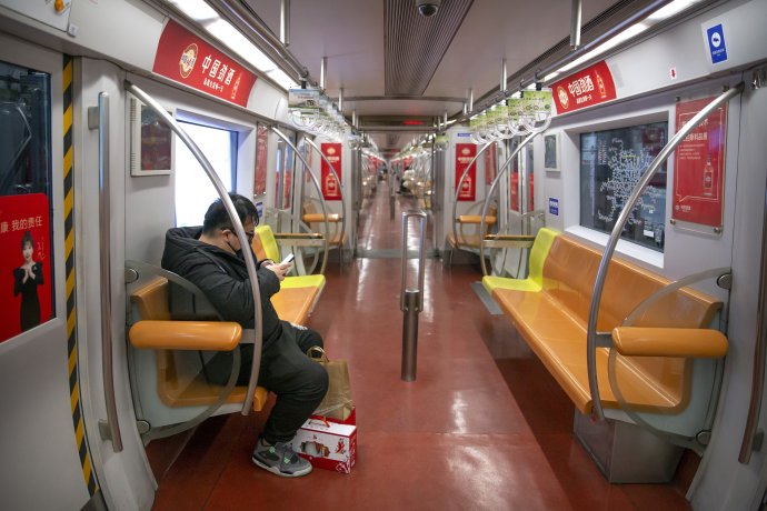 Prázdne pekinské metro. Foto - TASR/AP