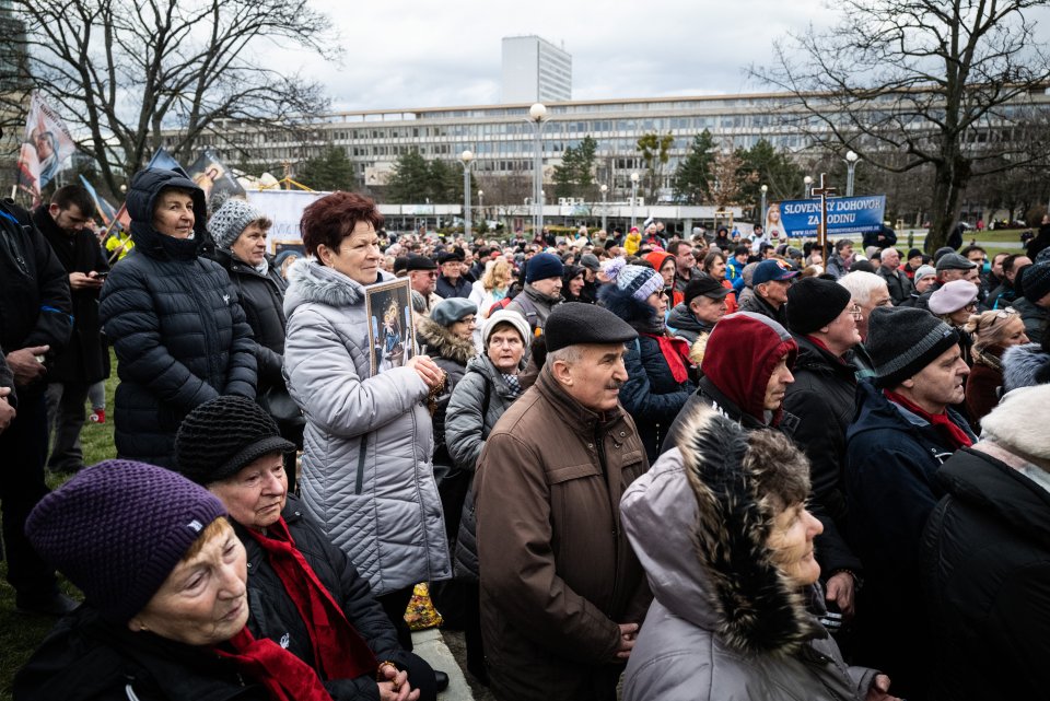 Ľudia na modlitebnej akcii proti Istanbulskému dohovoru v Bratislave. Foto N - Vladimír Šimíček