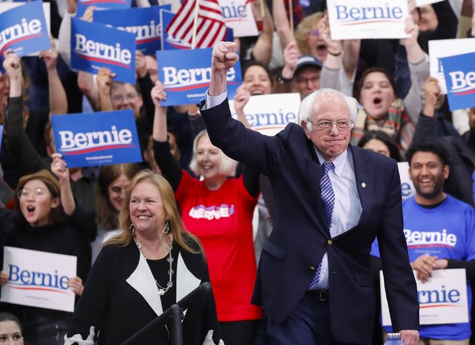 Bernie Sanders vyhral primárky v New Hampshire a v novembri môže vyzvať Trumpa. Foto - tasr/ap