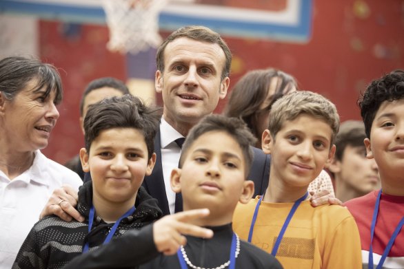 Francúzsky prezident Emmanuel Macron s deťmi v meste Mulhouse. Foto - TASR/SR