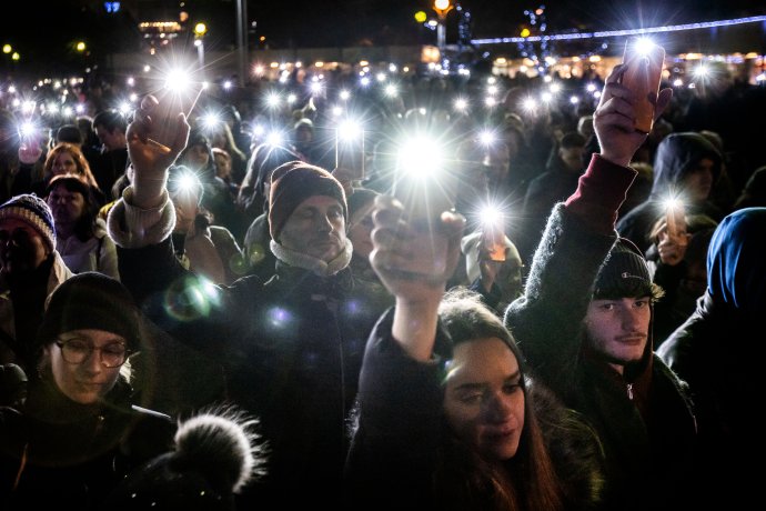 Cez mobily bude môcť štát sledovať, ako sa ľudia hýbali. Foto N - Tomáš Benedikovič