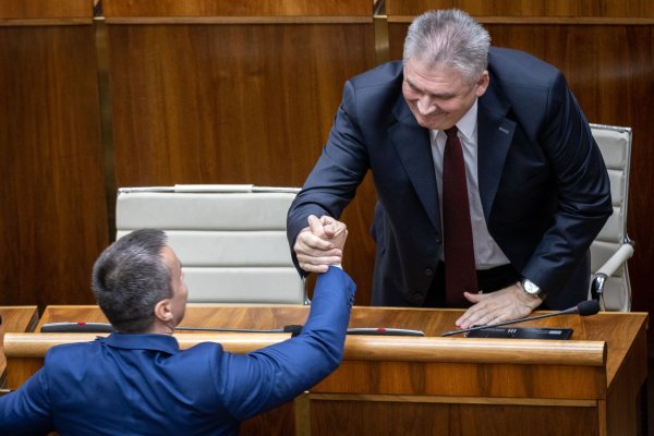 Smer, SNS, kotlebovci a&nbsp;Kollár schválili štyri dni pred voľbami 13. dôchodok
