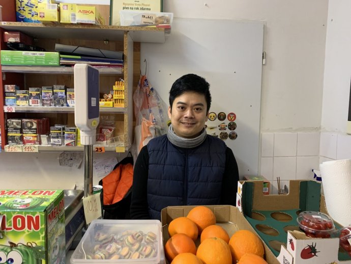 Obchodník Nguyen Van Phú vo svojom obchode. Foto - Jana Ciglerová, Deník N