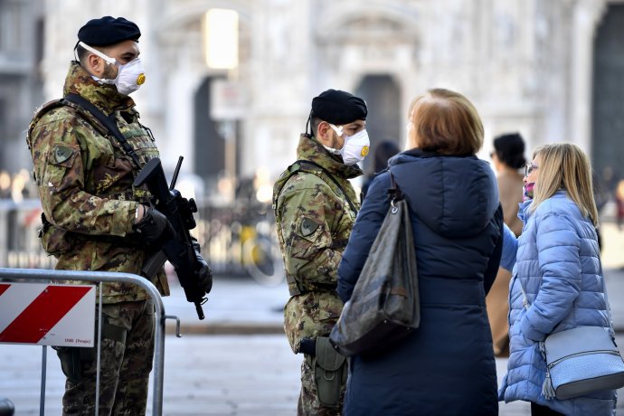 V uliciach Milána hliadkujú okrem karabinierov aj vojaci. Foto – TASR/AP