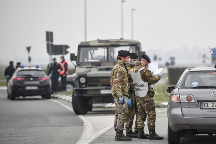 Izolované oblasti Talianska strážia aj vojaci. Foto - TASR/AP