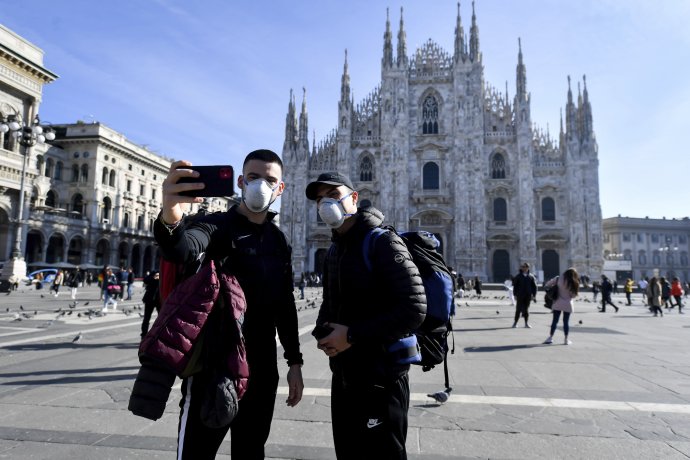 Ľudia s rúškami pred katedrálou v Miláne. Foto – TASR/AP