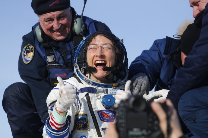 Americká astronautka Christina Kochová po návrate na Zem. Foto - TASR/AP