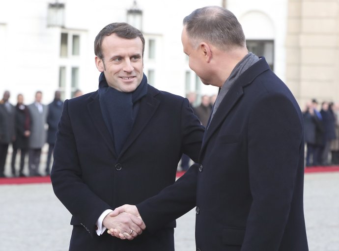 Francúzsky prezident Emmanuel Macron a jeho poľský kolega Andrzej Duda. Foto - TASR/AP
