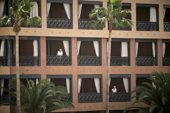 Na balkóne v hoteli H10 Costa Adeje Palace v Tenerife na Kanárskych ostrovoch. Foto - TASR/AP