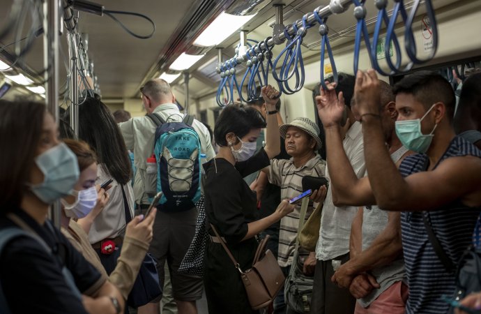 Ľudia z obavy pred novým koronavírusom nosia masku aj v Thajsku. Foto - TASR/AP