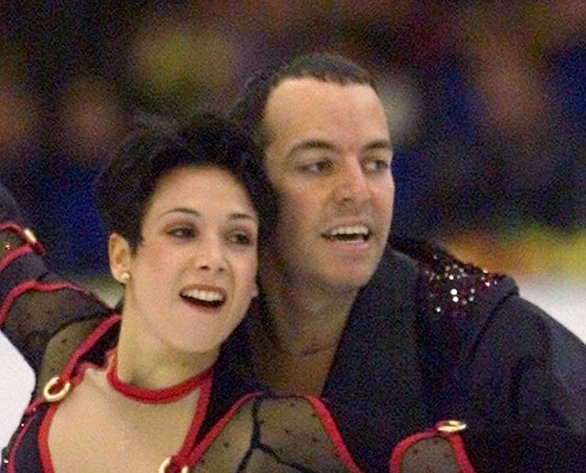 Abidtolová s krasokorčuliarskym partnerom Stéphanom Bernadisom v roku 2000. Foto - archív TASR/AP