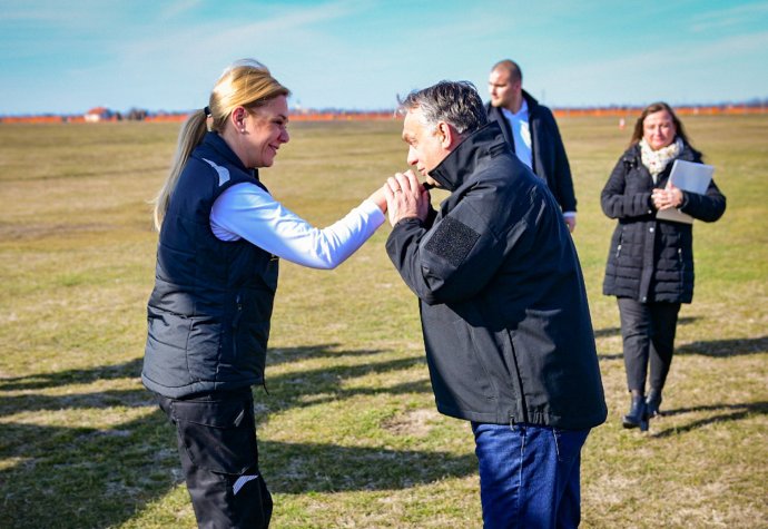 Viktor Orbán bozkáva ruku slovenskej ministerke vnútra Denise Sakovej na predvolebnej prehliadke južných hraníc Maďarska, ktoré majú krajinu chrániť pred migrantmi. Foto – Úrad vlády