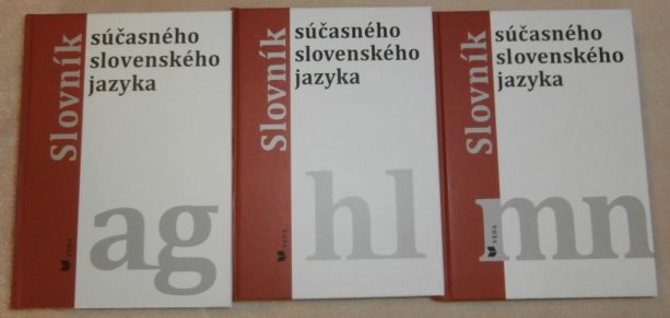 Doteraz vydané zväzky (prvé tri z plánovaných ôsmich) Slovníka súčasného slovenského jazyka (SSSJ). Foto – Umelecko-duchovné združenie Fenix (s povolením autora)