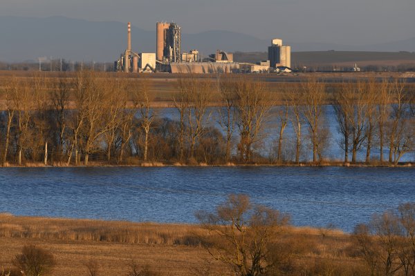 Sesterská cementáreň CRH v Turni nad Bodvou. Ilustračné foto - TASR