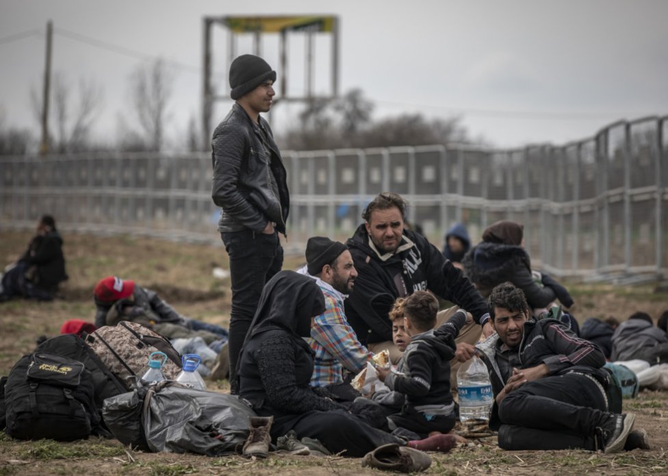 Niektorí na hraniciach sedia a čakajú, iní sa aktívne snažia nájsť miestečko, ktorým možno preniknúť do zasľúbenej Európy. Foto – Deník N/Gabriel Kuchta