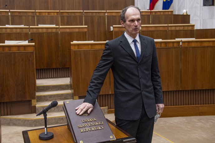 Na snímke Štefan Kuffa (SNS) skladá poslanecký sľub počas ustanovujúcej schôdze Národnej rady Slovenskej republiky (NR SR) na VIII. volebné obdobie 20. marca 2020 v Bratislave. Foto – TASR/Michal Svítok