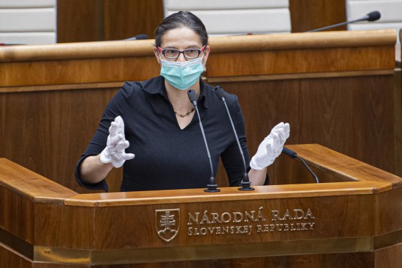 Ministerka spravodlivosti Mária Kolíková (Za ľudí) presviedča poslancov o rýchlych novelách zákonov. Foto - TASR