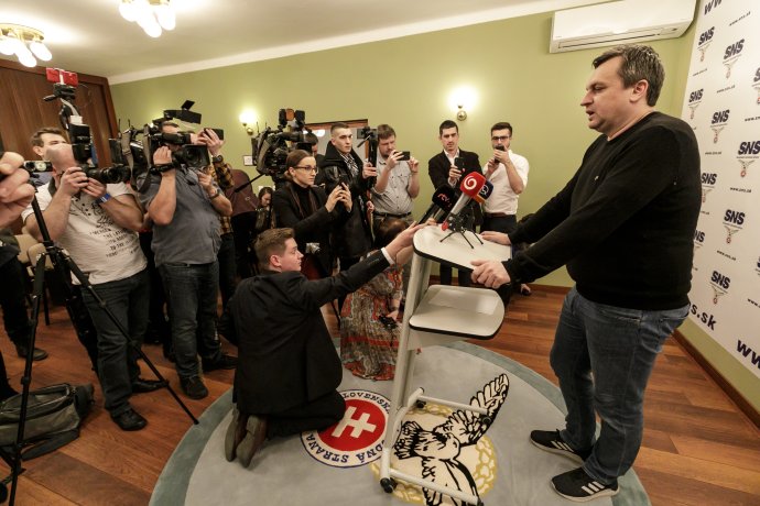 Predseda SNS Andrej Danko (vpravo) reaguje na prvé volebné odhady. Foto - tasr