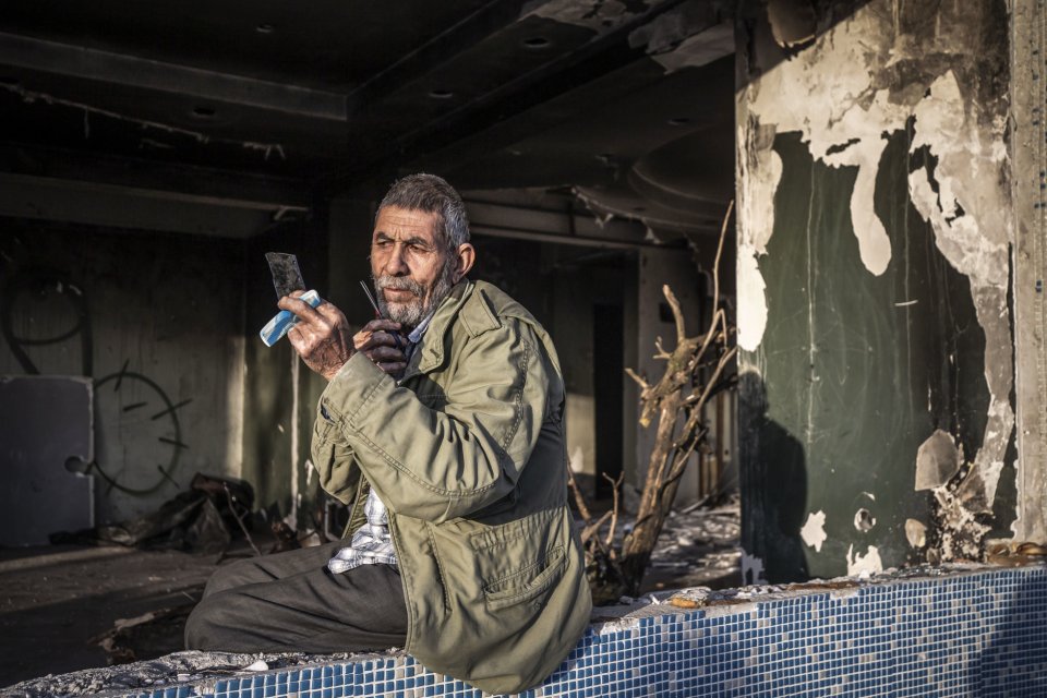 Afganský utečenec, ktorého grécke ozbrojené sily obrali o peniaze, mobil aj vieru v lepšiu budúcnosť. Foto – Gabriel Kuchta, Deník N