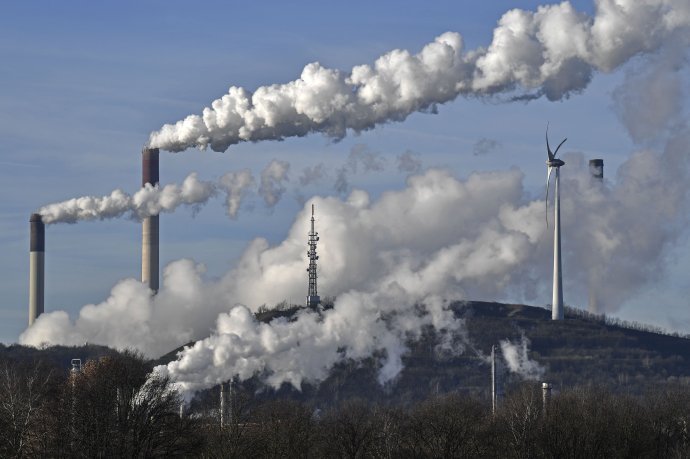 Uhoľná elektráreň a veterná turbína v v Nemeckom Gelsenkirchene. Foto - TASR/AP