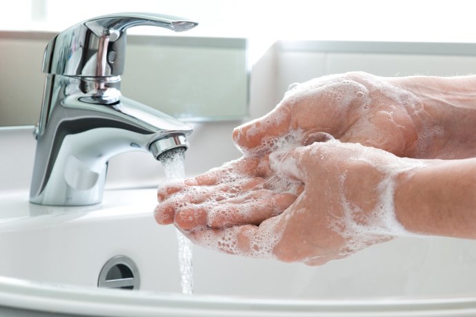 Bežné mydlo a tečúca vody sú najlepší spôsob, ako sa zbaviť mikroorganizmov na rukách. Ilustračné foto – Adobe Stock