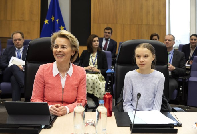 Predsedníčka Európskej komisie Ursula von der Leyenová a švédska aktivistka Greta Thunbergová. Foto -TASR/AP