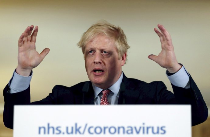 Britský premiér Boris Johnson počas tlačovej konferencie o koronavíruse. Foto – TASR/AP