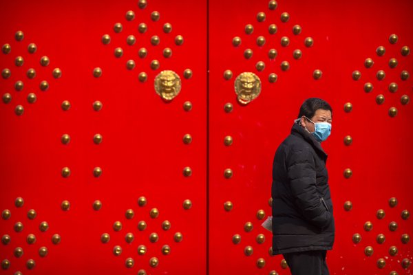 Odborník na Čínu: Vrchol epidémie majú za sebou, ale pri oficiálnych číslach by som bol obozretný