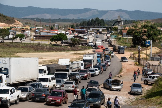 Brazílsko-venezuelská hranica. Kolónu na fotografii tvoria autá venezuelských utečencov. Foto - Tomáš Forró