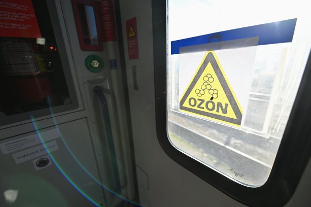 Ozónom, ktorý je najsilnejšie prírodné dezinfekčné činidlo, chránime naše vlaky každý deň. Jeho účinky sa prejavia aj na miestach, kde sa bežná chémia nedostane. Ozón zabíja 99,9 % baktérií a vírusov.
