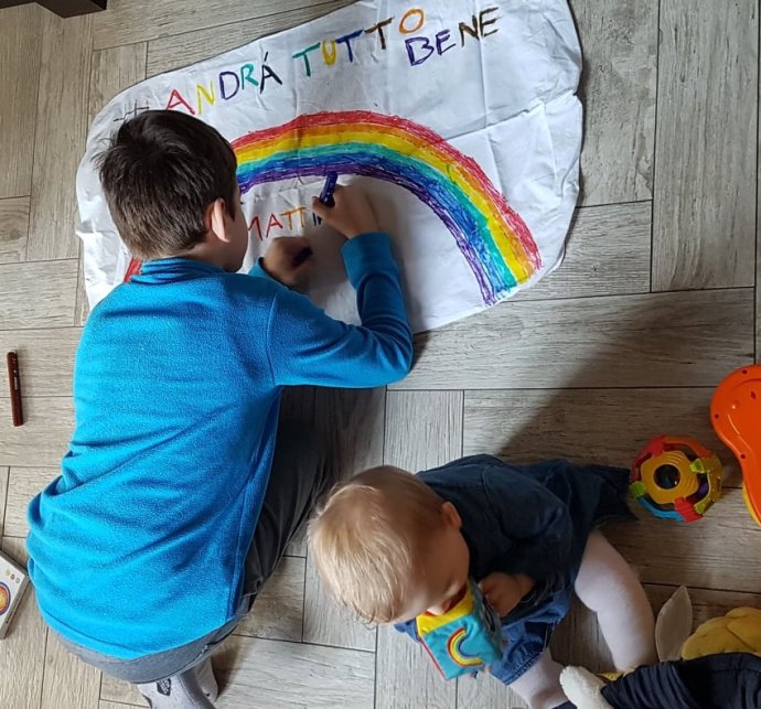 Deti vyrábajú plagáty s nápisom "andrà tutto bene" (všetko dobre dopadne). Foto - Lucia Haščáková