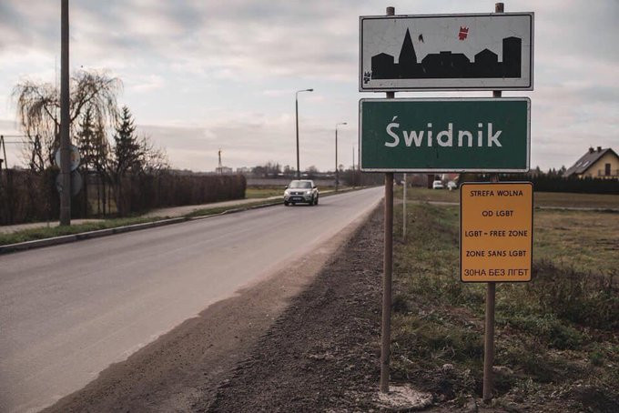 Aj táto poľská obec sa vyhlásila za zóny bez LGBT. Foto - Twitter