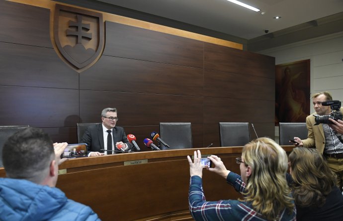 Predseda Ústavného súdu Ivan Fiačan počas brífingu o rozhodnutí pléna o 13 stíhaných sudcoch. Foto - TASR