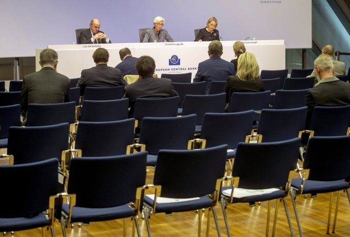 Vedenie Európskej centrálnej banky po zasadnutí Rady guvernérov v nemeckom Frankfurte nad Mohanom 12. marca 2020. Foto - TASR/AP