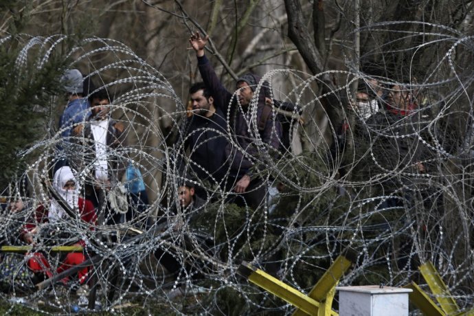 Migranti na grécko-tureckých hraniciach. Foto - TASR/AP