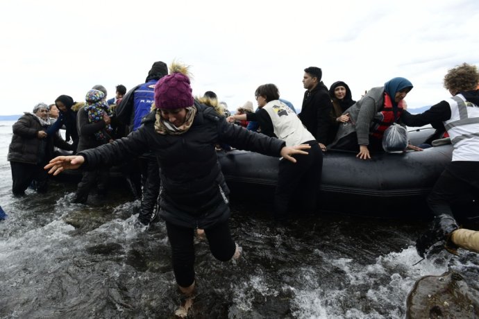 Lekári bez hraníc vyzývajú grécke úrady, aby pristúpili k urýchlenej evakuácii utečencov. Foto - TASR/AP
