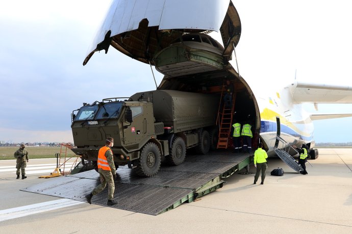 Vojaci vykladajú na bratislavskom letisku zdravotnícky materiál, ktorý Slovensko doviezlo z Číny. Na prepravu využilo veľkokapacitný Antonov, ktorý si prenajalo cez program NATO SALIS. Foto - ministerstvo obrany