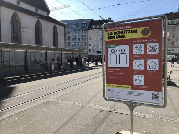 Ulice sú v Bazileji vyľudnené, po meste sú rozmiestnené plagáty o správnej hygiene a návykoch. Aj napriek tomu sa ľudia často združujú, najmä v parkoch a na nábreží. Foto - Martina Ribar Hestericová