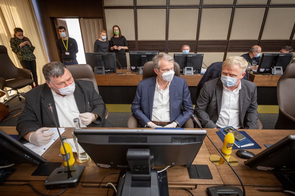 Vladimír Krčméry, Robert Mistrík a Peter Škodný na zasadnutí krízového štábu. Foto N - Tomáš Benedikovič
