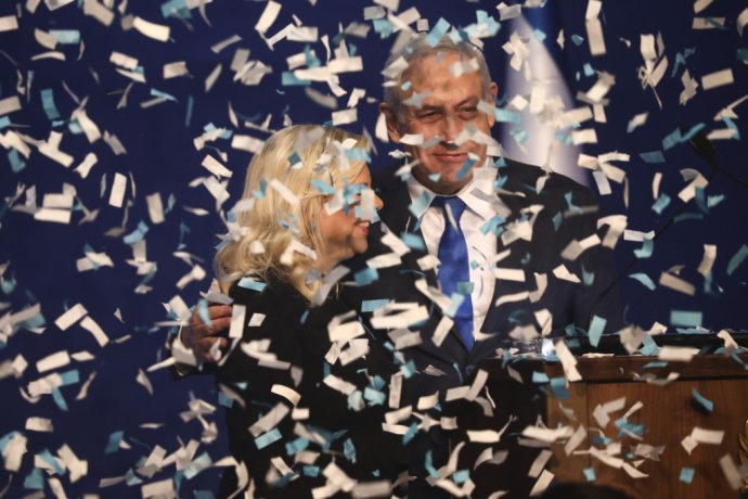Izraelský premiér Benjamin Netanjahu so svojou manželkou Sárou. Foto - TASR/AP