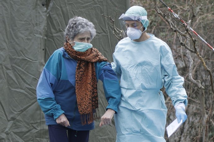 Talianska lekárka podopiera staršiu chorú pacientku. Foto - TASR/AP