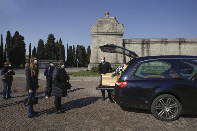 Príbuzní v Bergame na pohrebe svojho blízkeho. Foto - TASR/AP