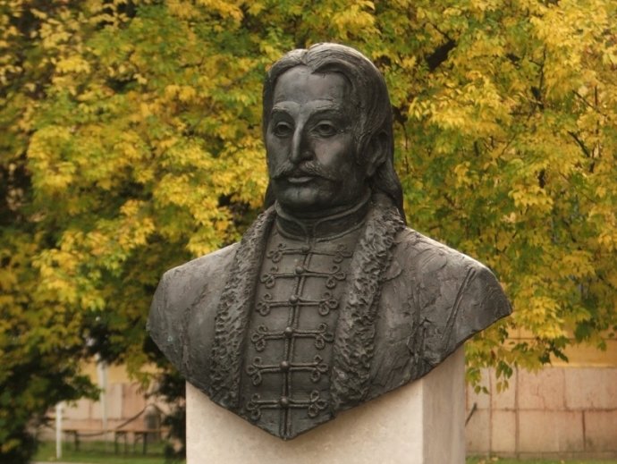 Busta Samuela Mikovíniho v meste Tata. Foto – Wikipedia/József Süveg, CC BY-SA 4.0