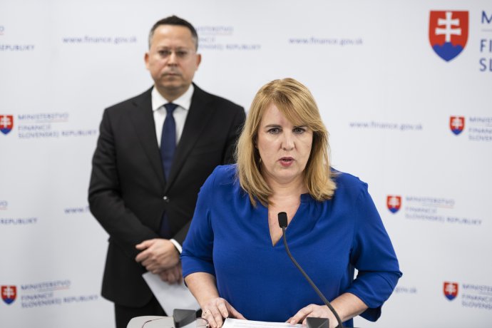 Lenka Wittenbergerová, v pozadí niekdajší minister financií za Smer Ladislav Kamenický. Foto – Archív TASR