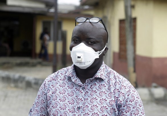 Muž pred nemocnicou v Nigérii. Ilustračné foto – AP