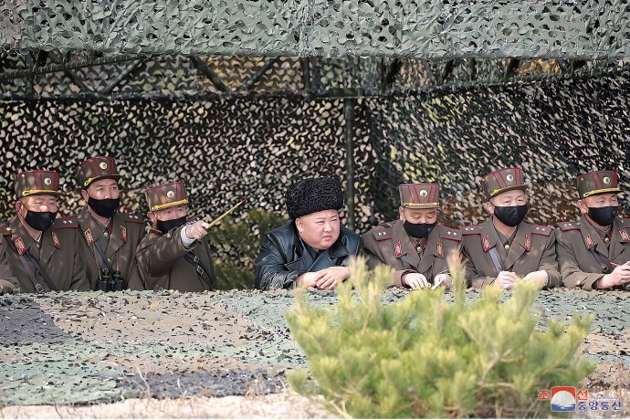 Kim Čong-un počas testu ako jediný nemal rúško. Foto - TASR/AP
