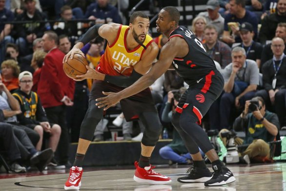 Rudy Gobert (s číslom 27) ešte 9. marca hral proti Torontu Raptors. Foto - TASR/AP (AP Photo/Rick Bowmer)