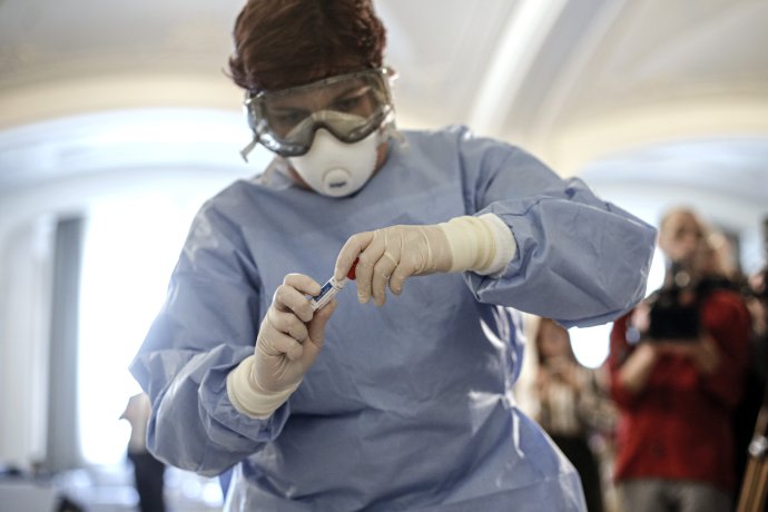 Zdravotníčka sa pripravuje na testovanie na nový koronavírus. Foto - TASR/AP